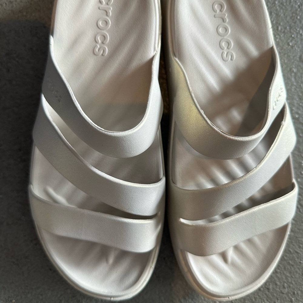 NEW CROCS Women's Light Gray Sandals